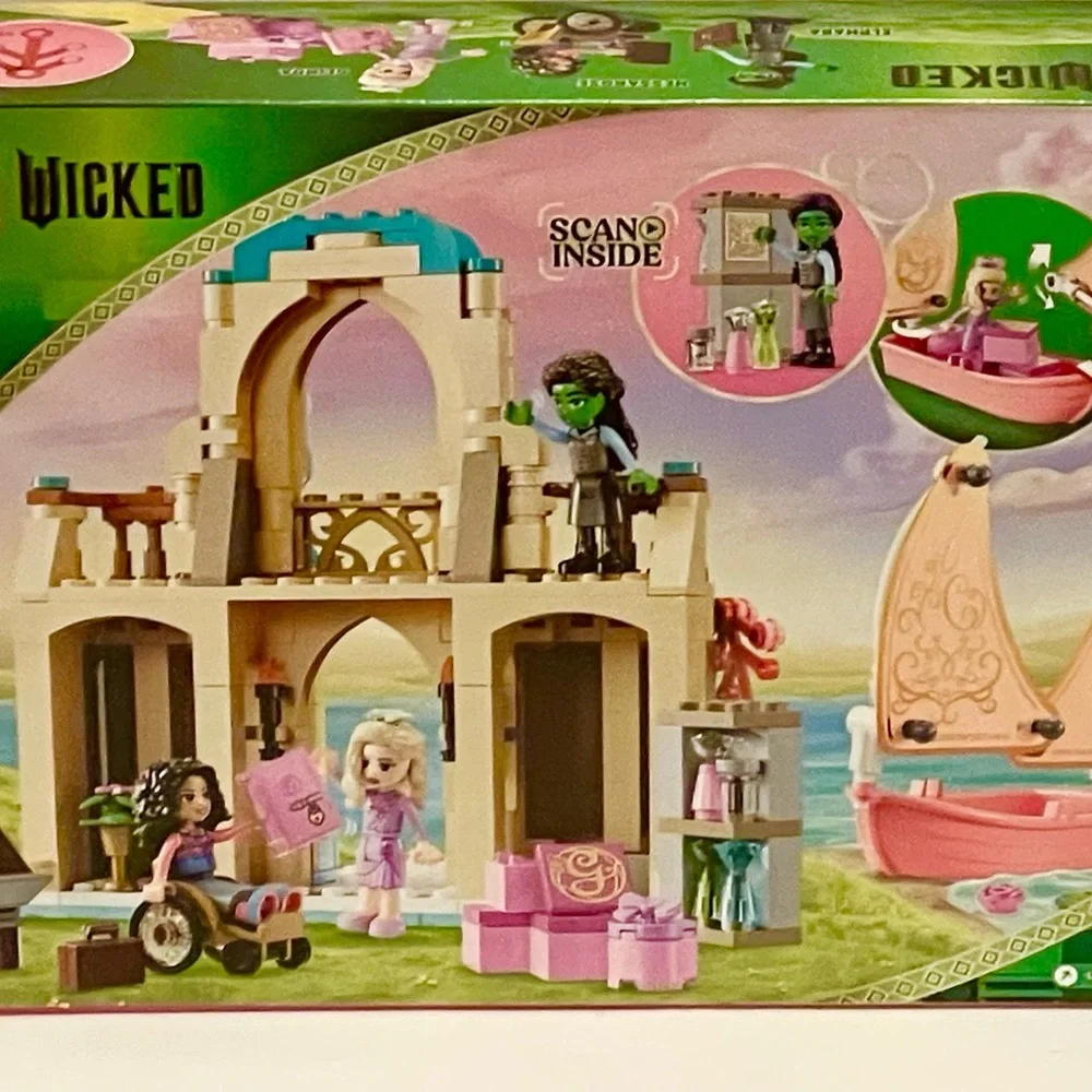 Retired LEGO Wicked set: Glinda, Elphaba & Nessarose at Shiz Uni (75681).